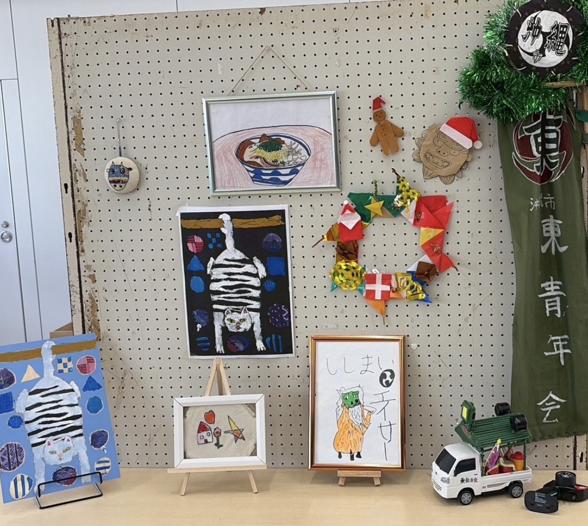 昨年の会場に並んだ絵や折り紙などの作品展示