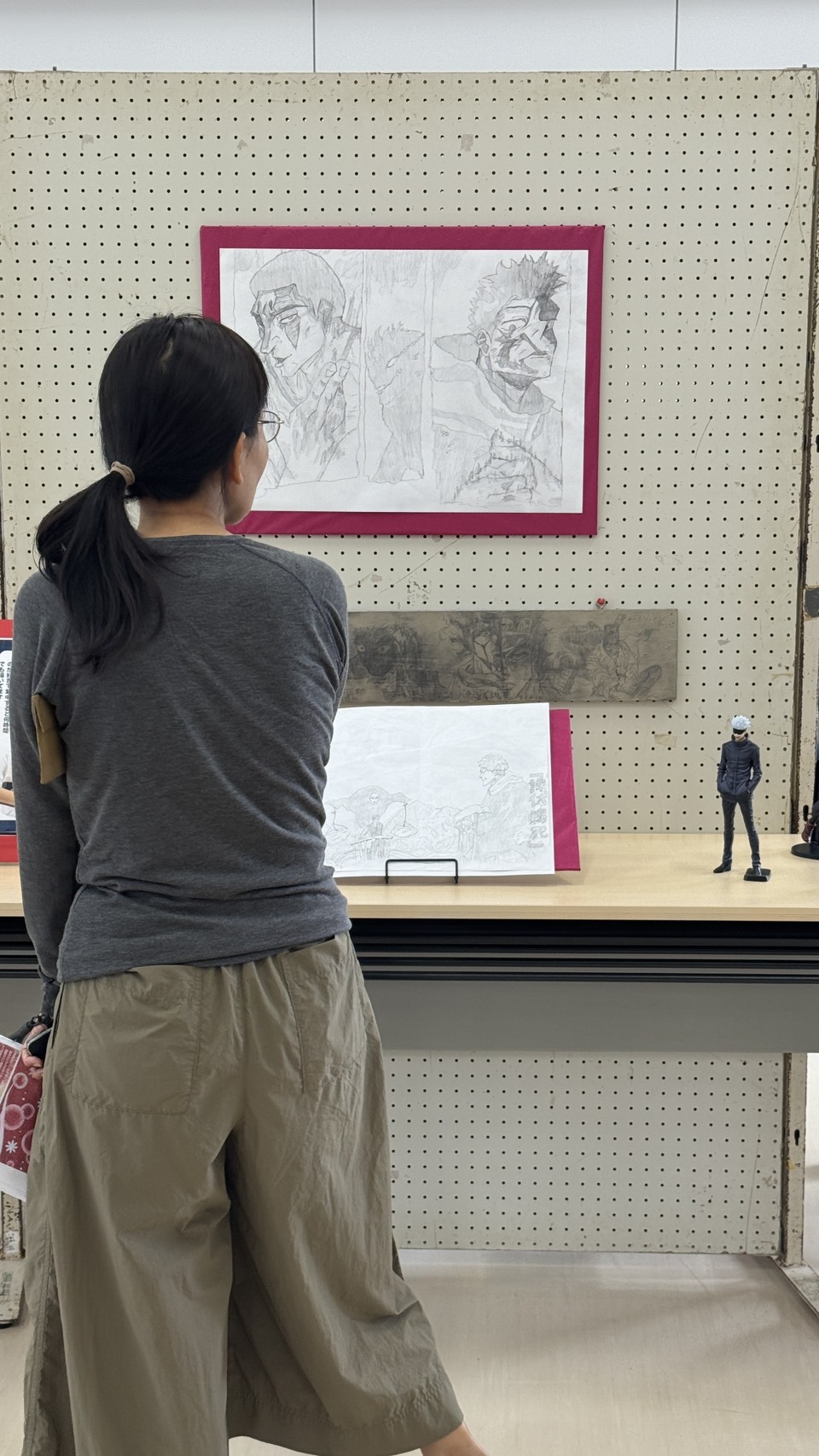 昨年の会場で展示作品を後ろ姿で見ている来場者